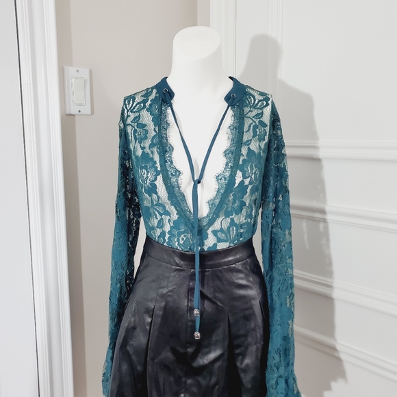 Vintage LULUMARI Teal Bell Sleeved Lace Bodysuit - Picture 3 of 16